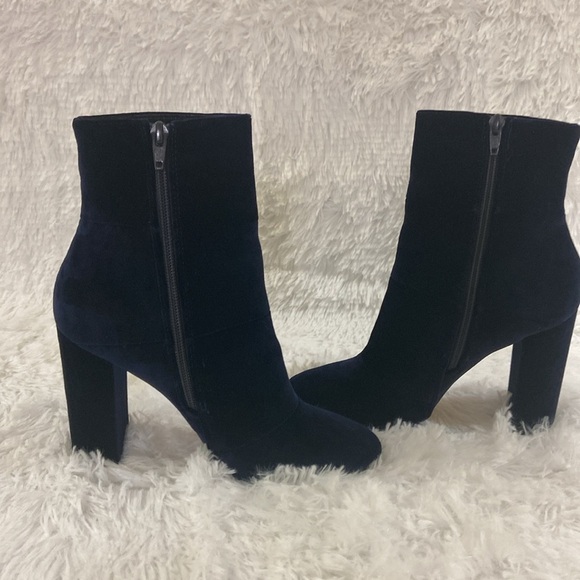 BCBGeneration BLUE VELVET WOMEN ANKLE BOOTS. SIZE- 7 B - Picture 3 of 7